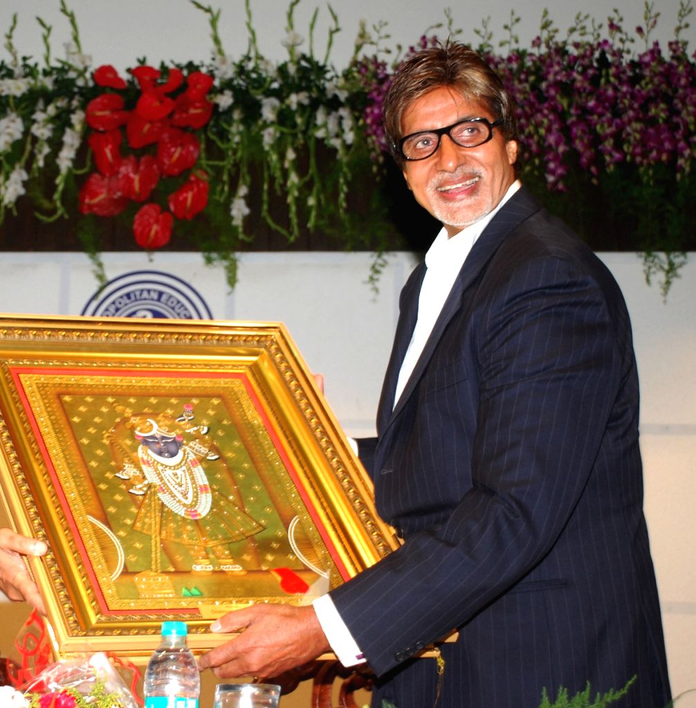 Amitabh Bachchan honored with Shrinathji portrait at felicitation event