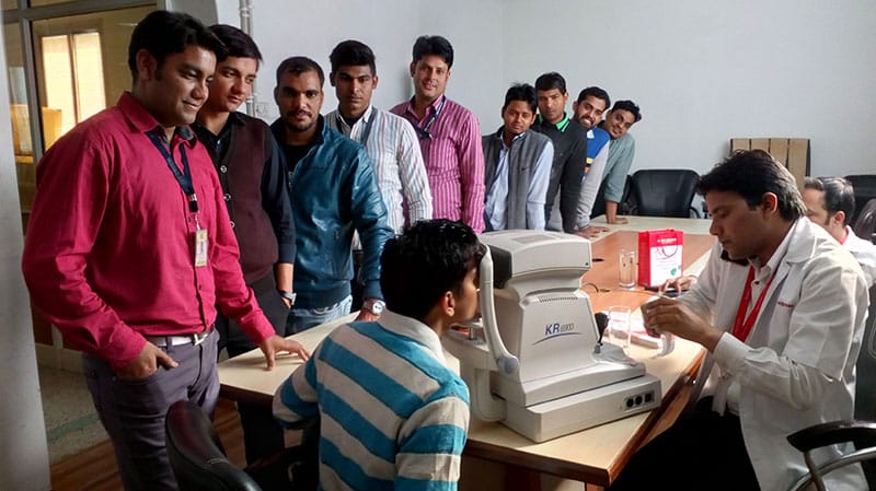 Free eye checkup using diagnostic machine