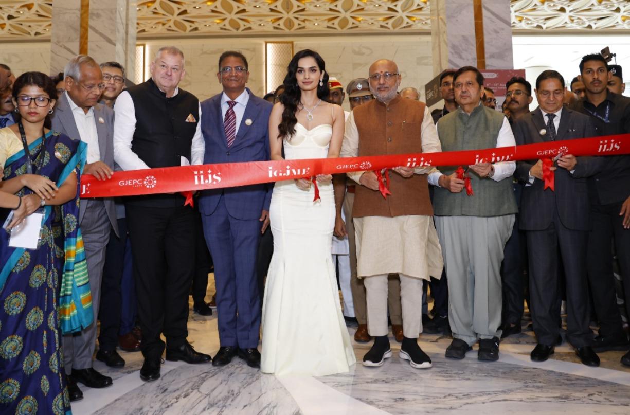 IIJS ribbon cutting ceremony with celebrity guests